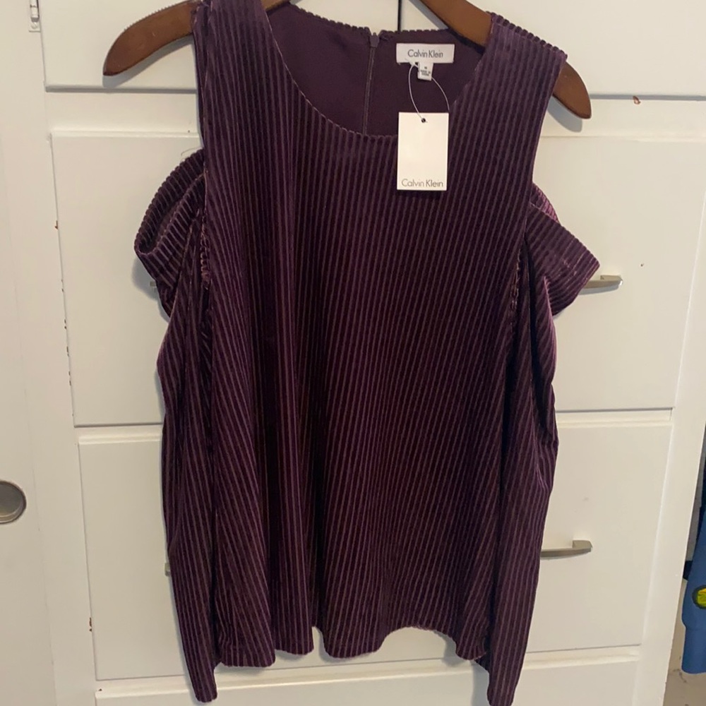 Cold shoulder velvet top